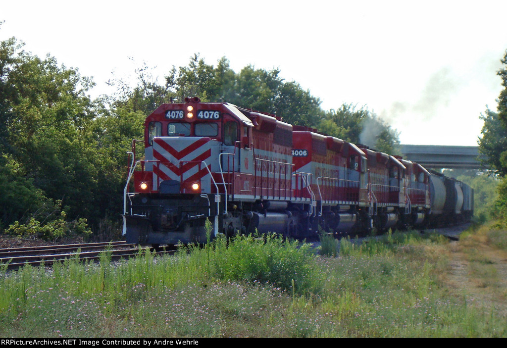 WSOR 4076 leads this Chicago-bound train